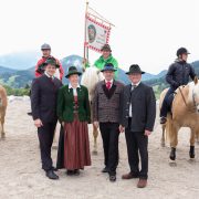 Johannes Schmuckenschlager (1. v li) und Otto Kurt Knoll (2. v re) beim Abschlussfestakt der 4. NÖ Rosswallfahrt (2015) auf dem Joachimsberg (im Hintergrund der Ötscher) mit Reitern (mit Standarte des NÖ Pferdesportverbandes). © NOEPS