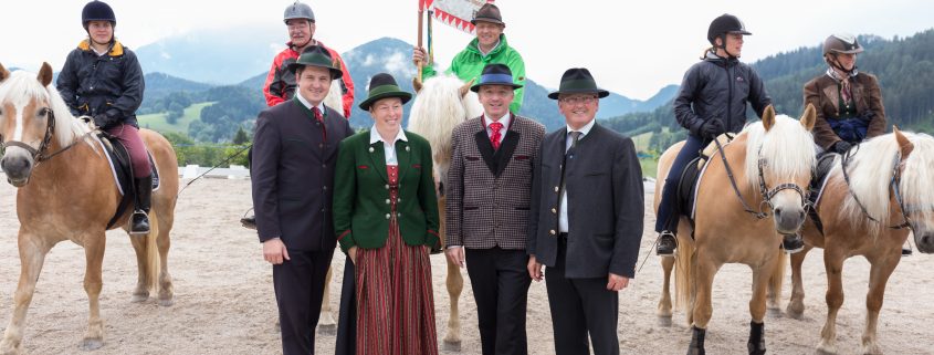 Johannes Schmuckenschlager (1. v li) und Otto Kurt Knoll (2. v re) beim Abschlussfestakt der 4. NÖ Rosswallfahrt (2015) auf dem Joachimsberg (im Hintergrund der Ötscher) mit Reitern (mit Standarte des NÖ Pferdesportverbandes). © NOEPS