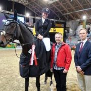 Zur Siegerehrung war Günter Keglovits von ERREPLUS persönlich gekommen. Gemeinsam mit Turnierchef Michael Rösch Junior gratulierte er den Siegern persönlich. © Horse Sports Photo