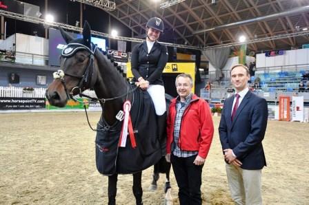 Zur Siegerehrung war Günter Keglovits von ERREPLUS persönlich gekommen. Gemeinsam mit Turnierchef Michael Rösch Junior gratulierte er den Siegern persönlich. © Horse Sports Photo