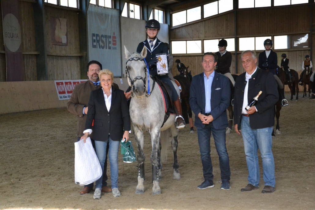 Die Goldene Rose der Stadt Tulln ging ebenfalls an die frisch gebackene NÖ Landesmeisterin Claudia Trümmel. Richter Fritz Steiner, Veranstalter Christiane Stift, Sportstadtrat Wolfgang Mayerhofer und NOEPS Vizepräsident Erich Huber-Tentschert gratulierten. © privat