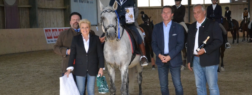 Die Goldene Rose der Stadt Tulln ging ebenfalls an die frisch gebackene NÖ Landesmeisterin Claudia Trümmel. Richter Fritz Steiner, Veranstalter Christiane Stift, Sportstadtrat Wolfgang Mayerhofer und NOEPS Vizepräsident Erich Huber-Tentschert gratulierten. © privat