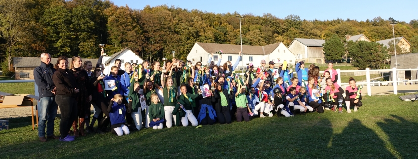 Bei strahlendem Wetter ging am 14. Oktober im Norbertinum / Tullnerbach das 12.Finale der EQUIVA Schulpferdetrophy über die Bühne. NOEPS Präsident KR Ing. Gerold Dautzenberg (links vorne) gratulierte persönlich. © privat!
