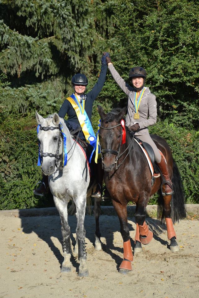Landesmeisterin Claudia Trümmel und Vizelandesmeisterin Daphne Lorenz strahlten mit der Herbstsonne um die Wette. © privat