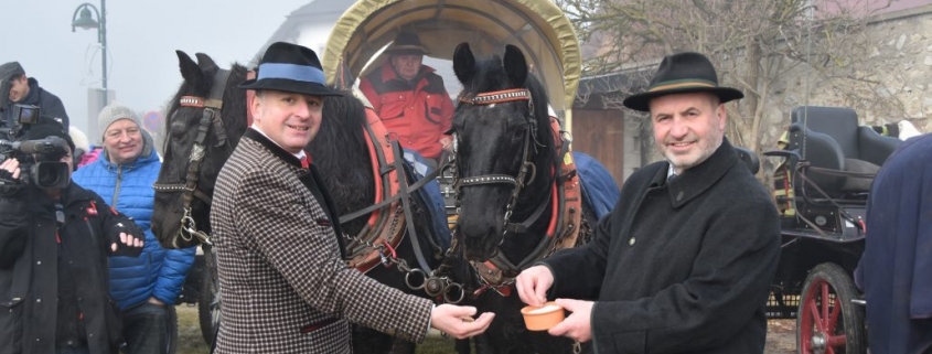 Bundeskulturreferent Otto Kurt Knoll und der Landtagsabgeordnete Josef Balber reichten 2017 beim Stephanieritt gemeinsam Brot und Salz. © NOEPS