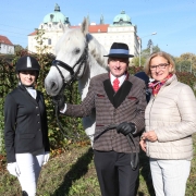 Nina Pröstl (Reitstall St. Leopold, Klosterneuburg), NÖ Landeshauptfrau Johanna Mikl-Leitner und Otto-Kurt Knoll (Kultur & Pferd NOEPS) mit einem Schimmel vor dem Stift Klosterneuburg (auf der Kuppel rechts im Bild der Österreichische Erzherzogshut, die Hauskrone Österreichs. Das Original ist im Stift Klosterneuburg zu sehen). © privat