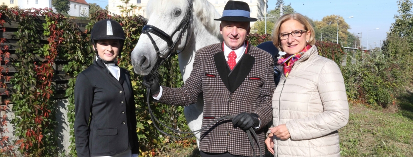 Nina Pröstl (Reitstall St. Leopold, Klosterneuburg), NÖ Landeshauptfrau Johanna Mikl-Leitner und Otto-Kurt Knoll (Kultur & Pferd NOEPS) mit einem Schimmel vor dem Stift Klosterneuburg (auf der Kuppel rechts im Bild der Österreichische Erzherzogshut, die Hauskrone Österreichs. Das Original ist im Stift Klosterneuburg zu sehen). © privat