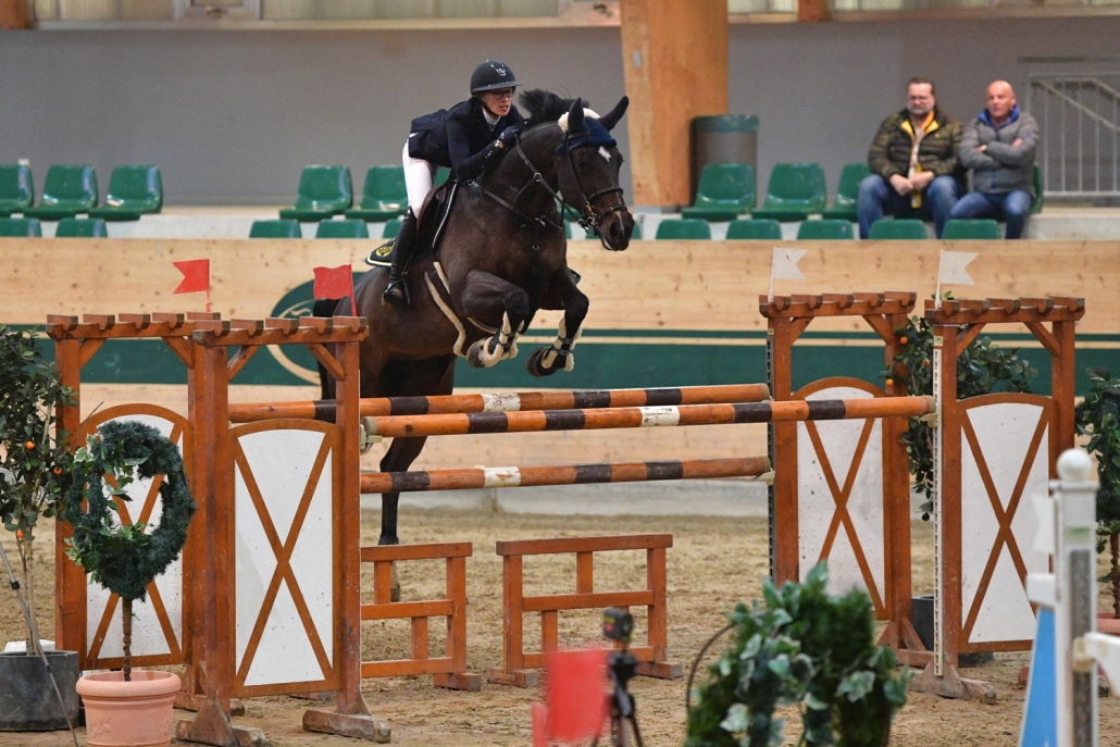 Julia Schönhuber siegte im 1,40 m hohen Hauptwoche von Woche 01 der Herbst-Tour im Magna Racino. © HORSIC.com