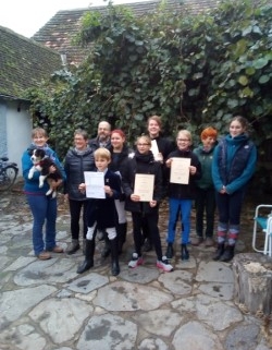 Weisse Fahne am Hof Dreihütten im Kamptal. © privat (Ilse Obritzhauser)