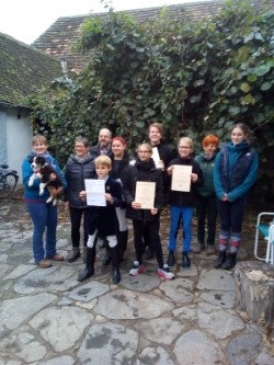 Weisse Fahne am Hof Dreihütten im Kamptal. © privat (Ilse Obritzhauser)