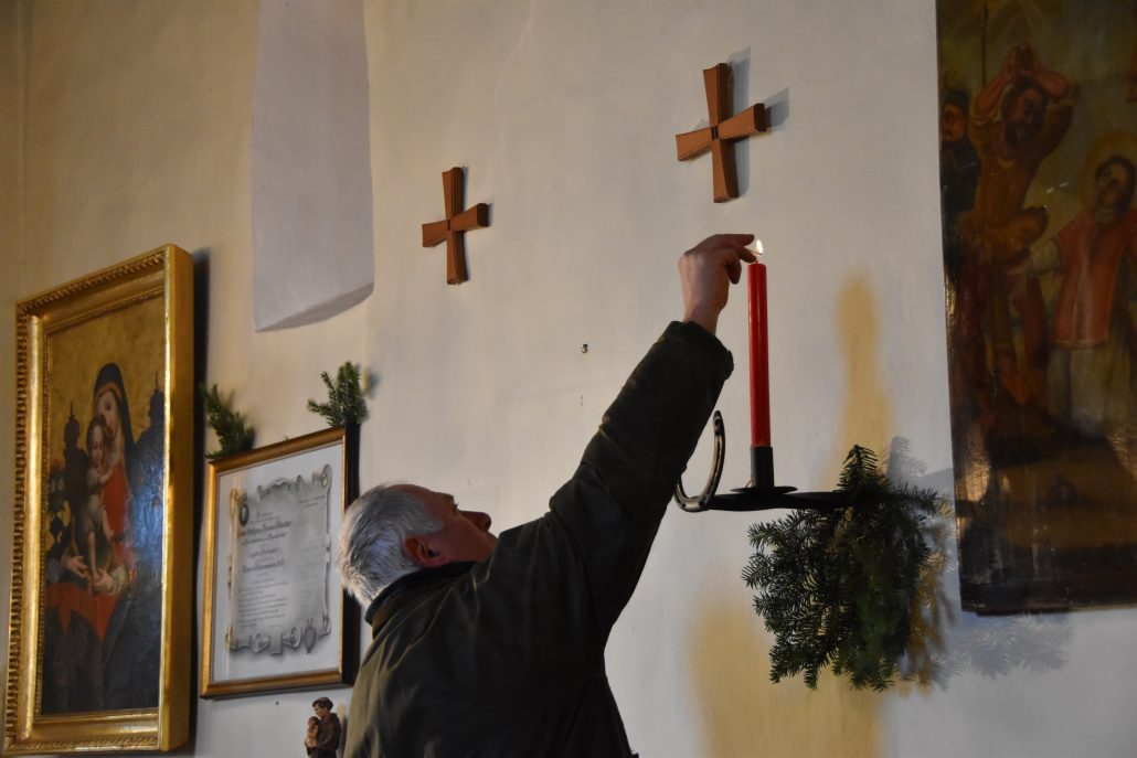Schöner Brauch: Entzünden einer roten Kerze vor dem alten Stephanusbild. © NOEPS