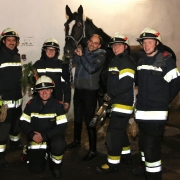 Die couragierten Männer der FF St. Pölten – Wagram mit dem befreiten Benedict. © FF St. Pölten-Wagram/ LM Andreas Scharnagl