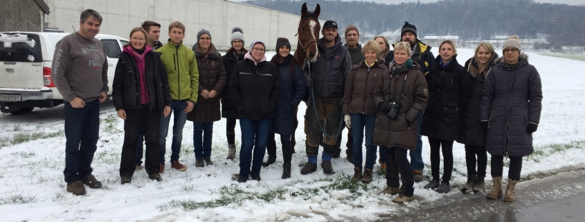 Dr. Barbara Röder (NOEPS Referat Pferdesamariter) und das Hufschmiedeteam Josef Ganser informierten Pferdesamariter, Wanderreitführer und alle Interessierten rund um das Thema HUF! © privat