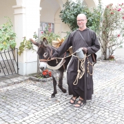 Kapuzinerbruder vom Kloster Wiener Neustadt mit einem Esel vor der Kapuzinerkirche Wiener Neustadt. © KapuzinerWienerNeustadt