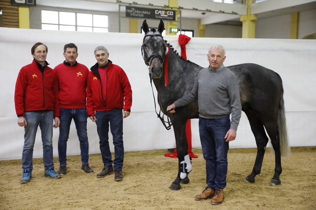 Staphael II mit seinem neuen Besitzer Josef Weishaupt und Züchter Gerhard Wippl. © Team Myrtill