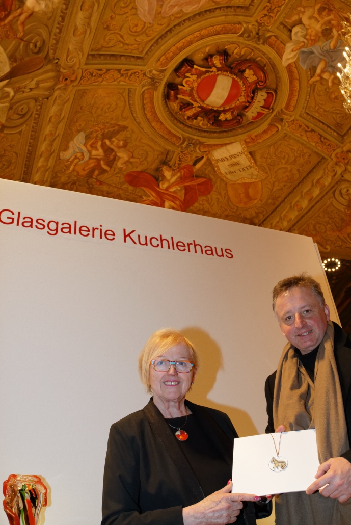 2.Präsentation des Glaseselschmuckstücks durch Hilde Kuchler und Otto Kurt Knoll bei der Wiener Internationalen Kunst- und Antiquitätenmesse im Palais NÖ, 8. März 2019. © Peter Boka