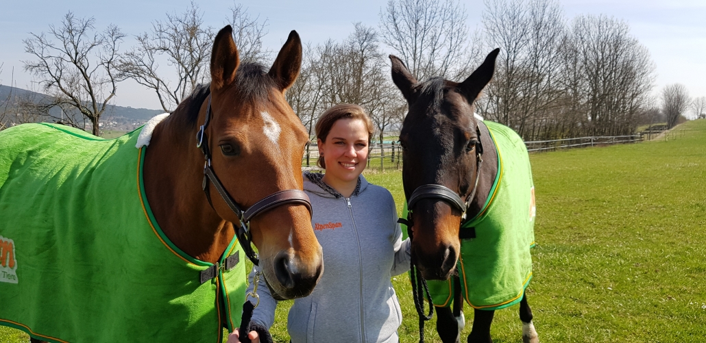 AlpenSpan-Teamreiterin Charlotte Dobretsberger mit „Oldie“ Excalibur MT und der Quen Quality, der Mutter ihrer zukünftigen Nachwuchshoffnung. © AlpenSpan