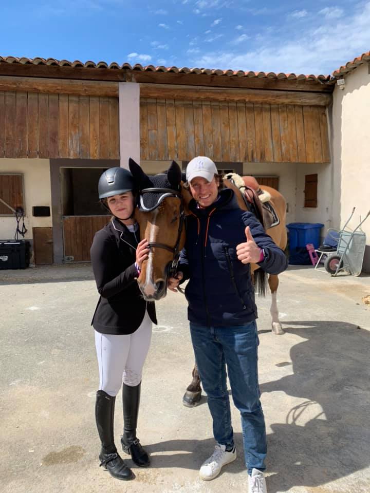 Bravo! Anna Markel und ihr Trainer Nicola Visentin strahlen nach Platz 10 im CSI4* Grand Prix von St. Tropez. © Facebook Anna Markel