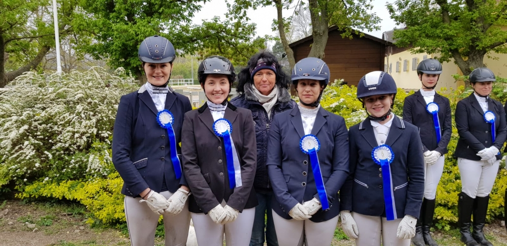 Turnierleiterin Karin Karlovatz freut sich mit ihren Schülerinnen über den Heimsieg in der ersten Vorrunde vom Robert Gosch Gedenk Team Cup Dressur 2019. © NOEPS