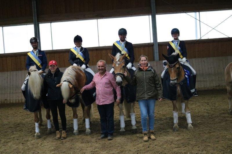 Die Ländlichen NÖ Landesmeister Haflinger Mannschaft: Lang Ulrike / Morgenstern, Kerschhofer Katharina / Rainhof`s Bosse, Kienast Roman / Wickie the Viking, Seidl Walter / Steinadler M. © privat