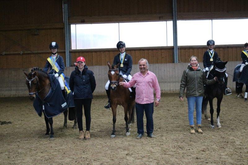 Die Ländlichen NÖ Landesmeister Pony Jugend Dressur: Pribil-Sumetsberger Leona / Mentor EM, Bader Valeria / Asterix VB, Staufer Selina / Pearcy Jackson. © privat