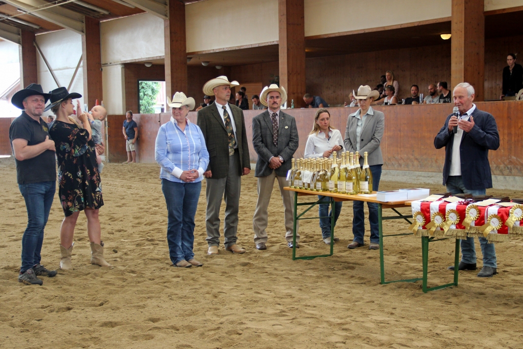 Der Präsident des NÖ Pferdesportverbandes NOEPS Ing. KR Gerold Dautzenberg gratulierte bei der Siegerehrung im Namen des Verbandes. © Wolfgang Michalek