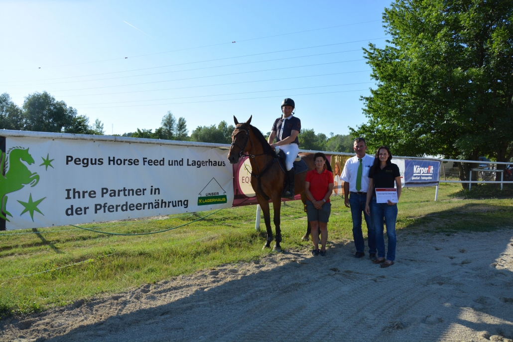 Der Sieg im Pegus Risiko Springcup ging an Philipp Wernard vom RFV St. Urban/Karnabrunn. Michaela Eisner von Pegus Horse Feed gratulierte gemeinsam mit Veranstalterin Martina Wenzl und NOEPS Springreferent Martin Goiser. © RZ Hollabrunn