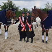 Die strahlenden ÖM Meisterinnen Damensattel Yasmina Peschke und Nicole Heinisch. © Christa Schuh