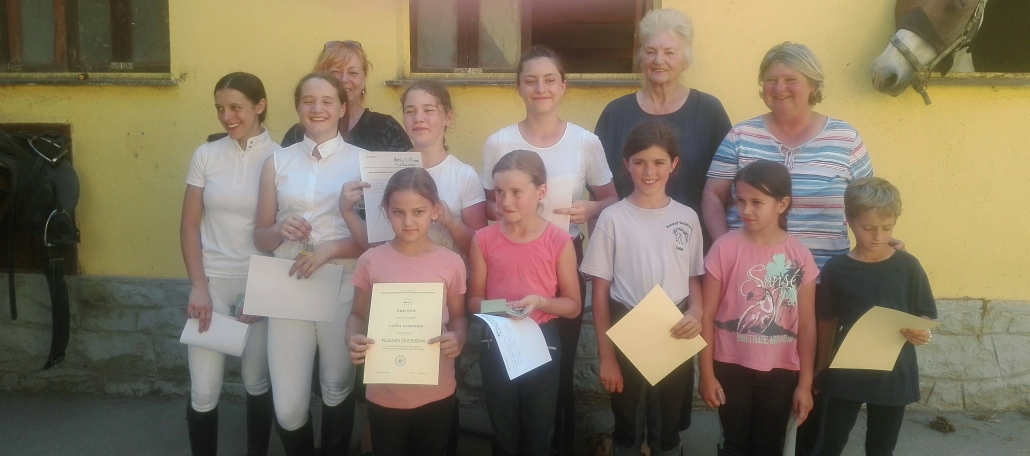 Wir gratulieren den Teilnehmern der Sonderprüfung am 11.06. im Reitstall Gallbrunn sehr herzlich zu ihren bestandenen Prüfungen. © privat