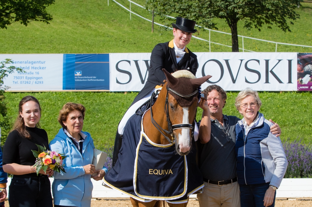 Isabell Werth, Bella Rose-Besitzerin Madeleine Winter-Schulze mit den Gastgebern Marie, Evelyn und Klaus Haim-Swarovski bei der Siegerehrung vom CDI Schindlhof 2018. © Schindlhof/Michael Rzepa