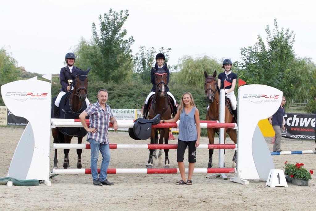 Julia Hinterhofer gewann das ERREPLUS Amateurcup Finale in Mistelbach vor Vera Decombe und Sophie Dworzak, Sponsor Günter Keglovits gratulierte persönlich. © Krisztian Buthi