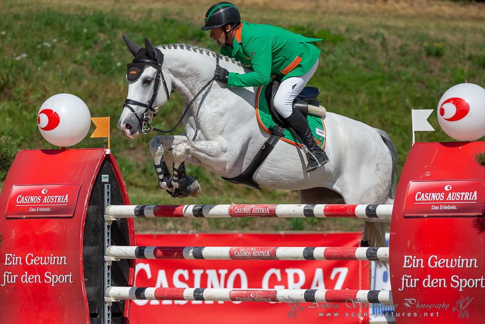 Alpenspan-Reiter Gerfried Puck holt mit For Fun VT den Sieg im Casino Grand Prix von Farrach. © OEPS/www.scan-pictures.net