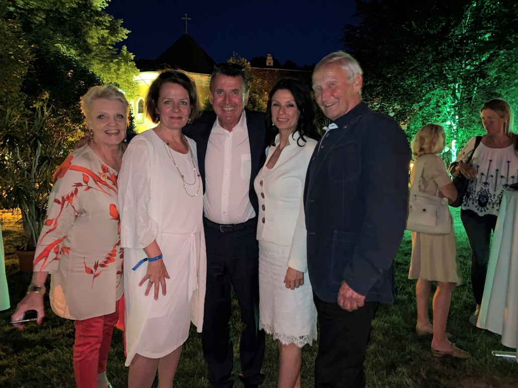 Christiane Stift, Landesrätin Mag. Christiane Teschl-Hofmeister, Aufsichtsrat Andreas Königsberger, Geschäftsführerin SRS Sonja Klima und NOEPS Präsident Ing. Gerold Dautzenberg (von links) bei der Sommergala der Spanischen Hofreitschule. © privat
