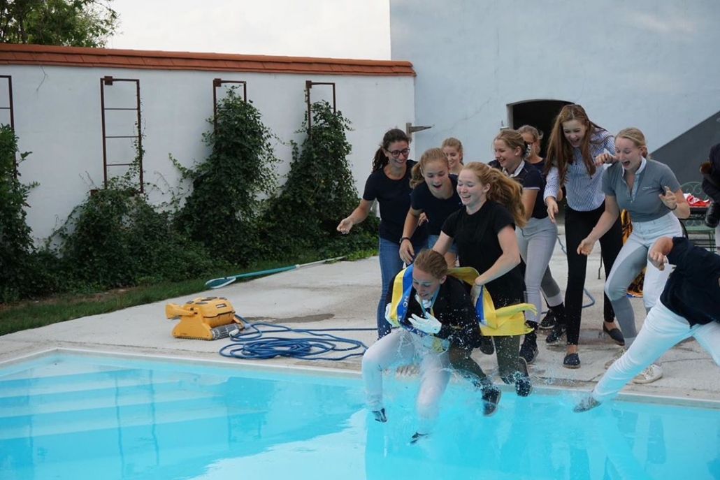Meisterbad im Pool vom Reitsportzentrum Kamptal. © Facebook Luise Wessely-Trupp