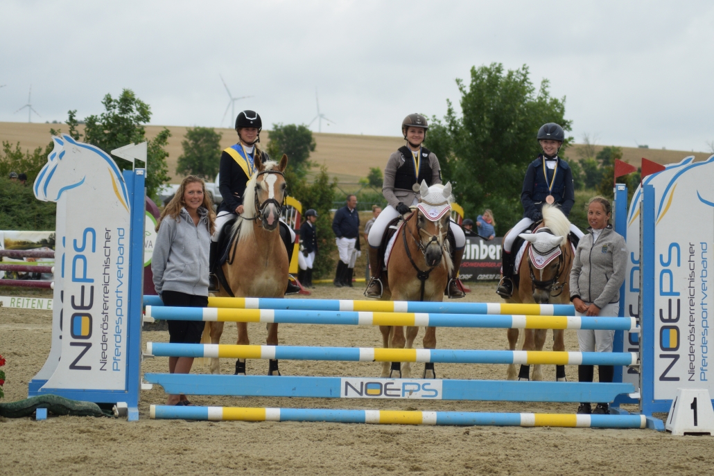Die Landesmeisterin Jugend/Junioren und die Platzierten: Caroline Isabelle Dubsky, Lisa Pribil-Sumetsberger, Leona Pribil-Sumetsberger. © Lisa Schwaiger 