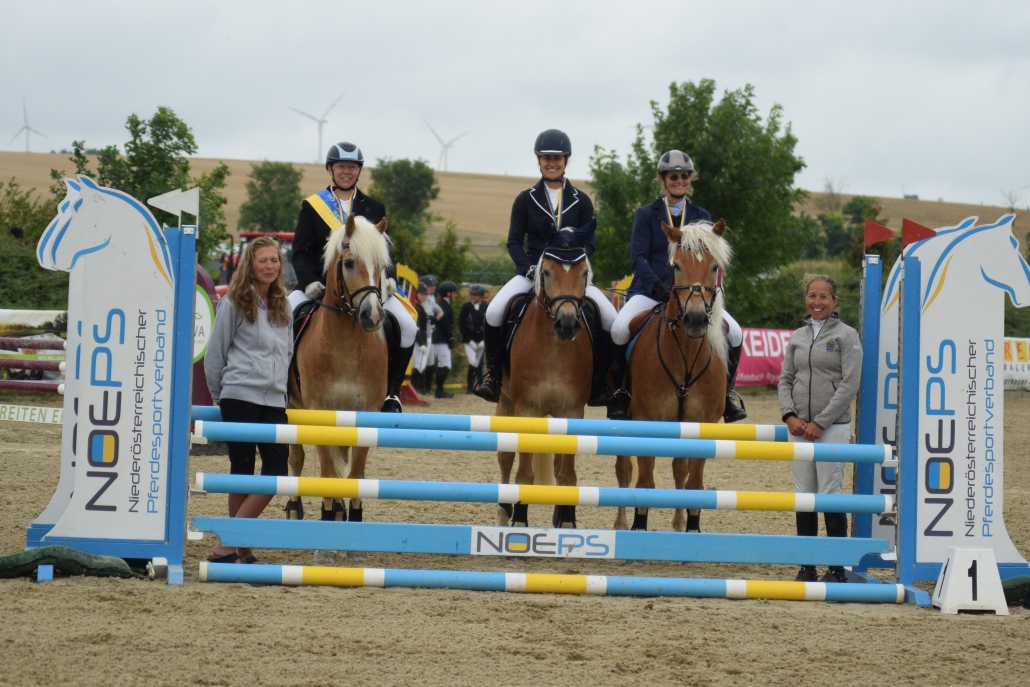 Die Landesmeisterin der Allgemeinen Klasse und die Platzierten: Isabel Hanisch, Fiona Sigmund, Dunja Schicht. © Lisa Schwaiger
