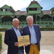 KR Ing. Gerold Dautzenberg überreicht persönlich die NOEPS Mitgliedstafel. © NOEPS