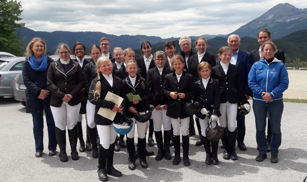 Von links: Richterin Karin Wallner, Hausherr Johann Pfeffer, Beisitzer Dr. Johann Lueger und Reitlehrerin Anja Pesau mit den Prüflingen. © privat