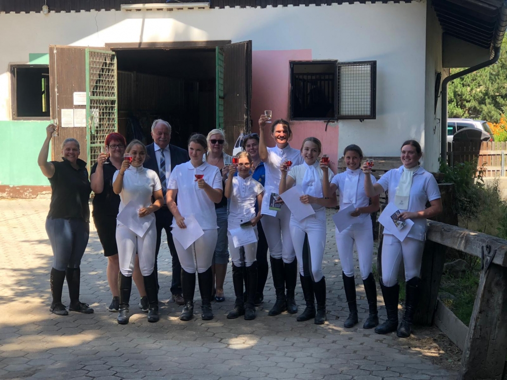 Weisse Fahne im Gloggnitzer Reitverein. © RV Gloggnitz