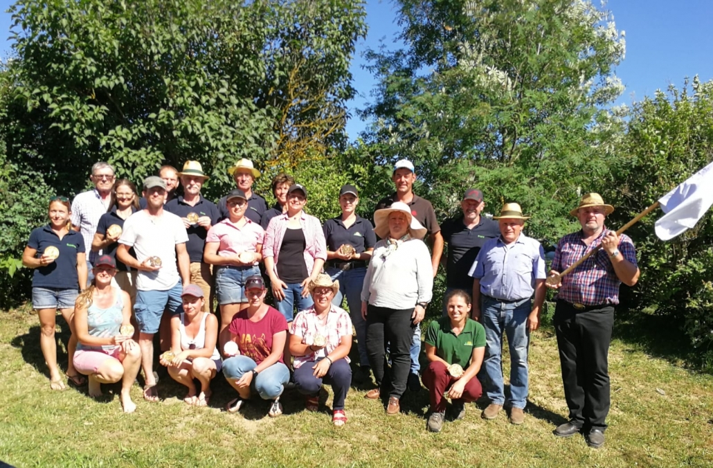 Weiße Fahne beim Wanderfahrkurs der Pferdefreunden Großkainraths mit Christian Schlögelhofer. © privat
