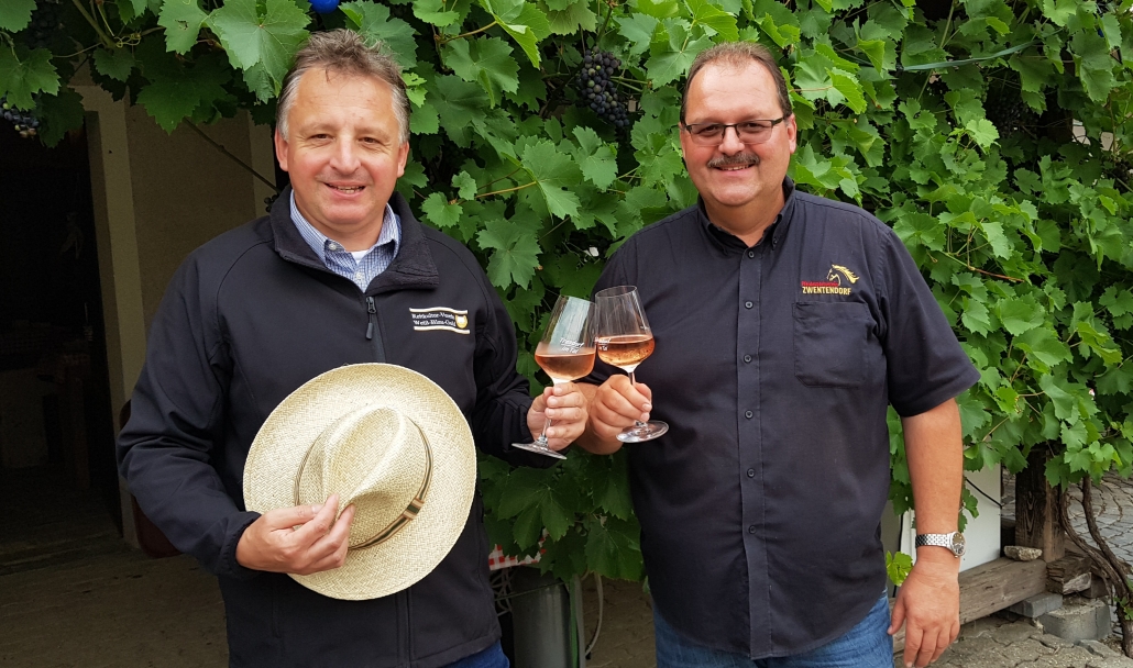 Obmann Ing. Gerhard Zehetner (Pferdesportverein Zwentendorf) und NOEPS-Referent für Kultur und Pferd Otto Kurt Knoll beim Rossheurigen in der Kellergasse Tal in Trasdorf (Bezirk Tulln). © Andrea Dedek