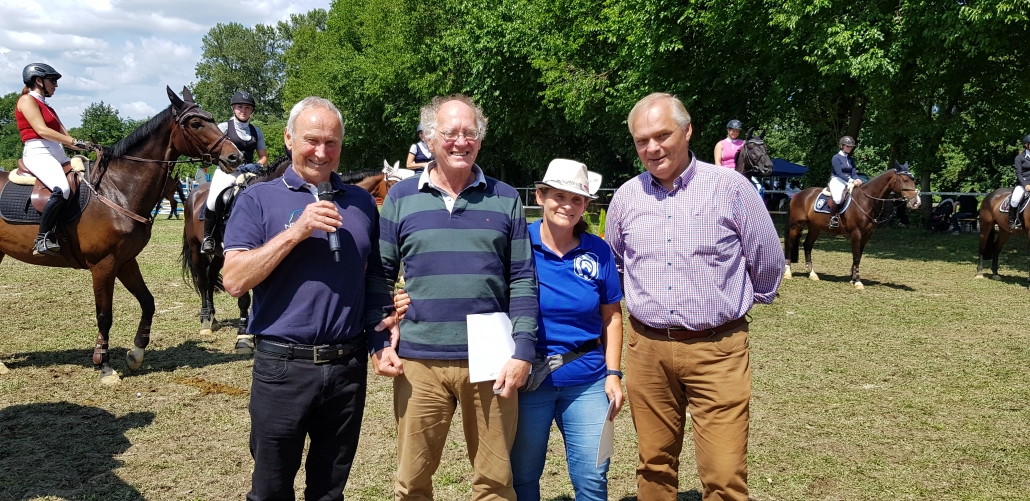 Sylvia Goiser (Etsdorf) und Andreas Gattermann (Pülnhof) erhielten im Rahmen des Jubiläumsturnieres auf der Kampwiese von Präsident Ing. KR Gerold Dautzenberg und Vizepräsident Ing. Erich Huber-Tentschert das Goldene Ehrenzeichen des NOEPS. © NOEPS