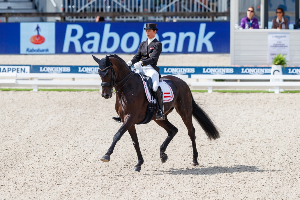 Belinda Weinbauer (B) und Fustanella. © OEPS/TomasHolcbecher