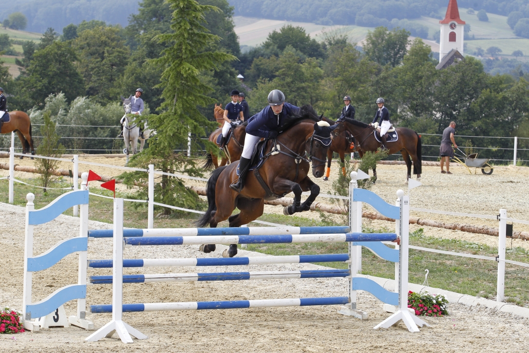 Diana Schellhammer und Billy Manhattan sicherten sich in Ried den Sieg in der NÖ LM Springreiten Junioren 2019. © Krisztian Buthi