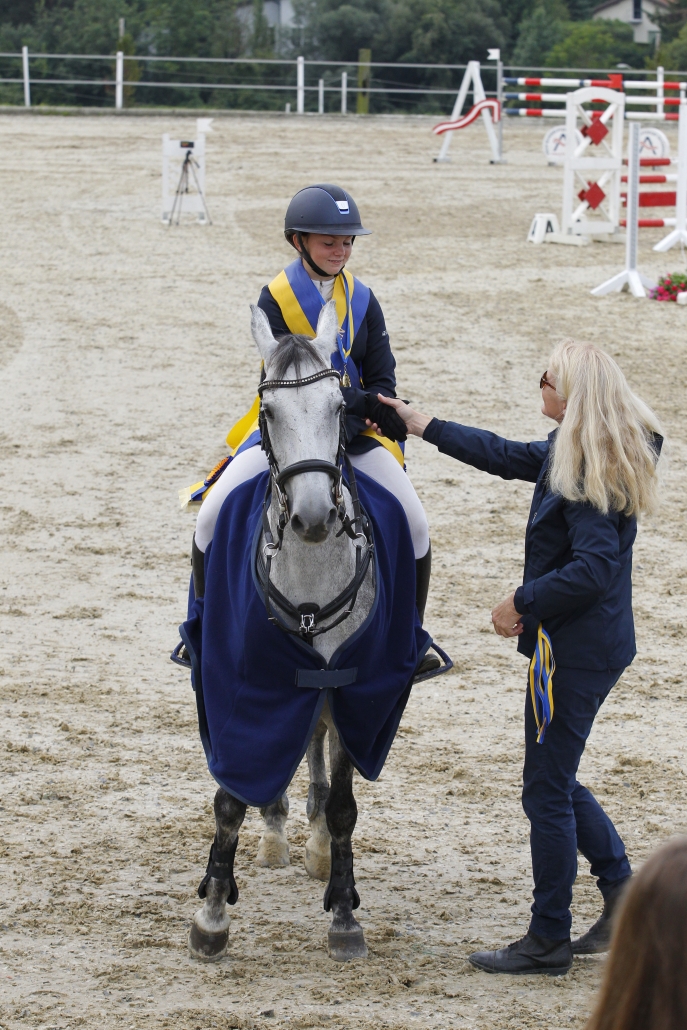 NOEPS Ponyreferentin Uschi Seipel gratulierte Adina Neuretter zum NÖ LM Titel bei den Kleinponies und in der Klasse Pony Jugend. © Krisztian Buthi