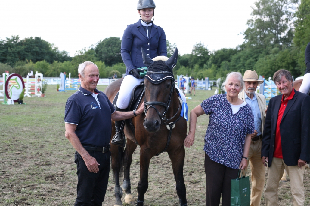 Vera Schoeller, Max Huck, Thomas Aures und Präsident Gerold Dautzenberg gratulierten Michelle Schuster zum Sieg im Schoeller Stilspringcup 2019. © Krisztian Buthi