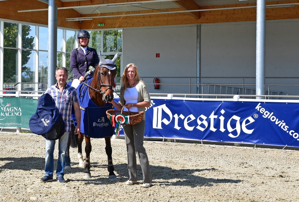Günter Keglovits gratulierte gemeinsam mit Veranstalterin Ulla Weigerstorfer und Richterin Ines Bejdl seiner Siegerin Julia Hinterhofer (Reitklub Stössing) persönlich zum Gewinn des nagelneuen Prestige Sattels. © HORSIC.com