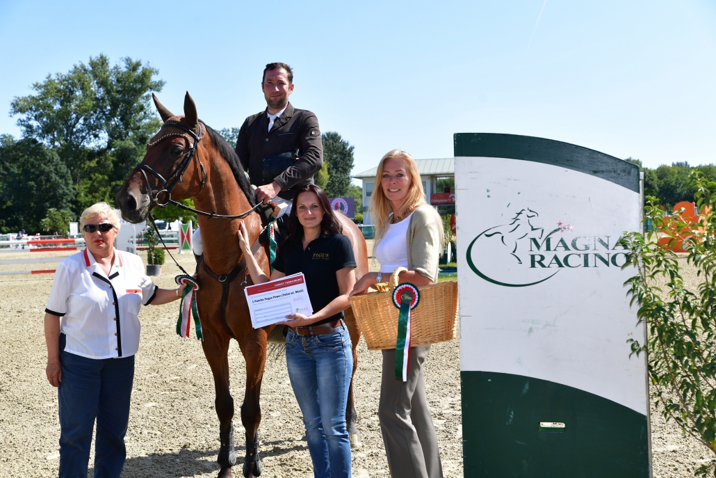 Michaela Eisner von Pegus Horse Feed überreichte den Siegergutschein im Wert von EUR 400.- persönlich an Philipp Wernard (RFV St. Urban/Karnabrunn) und gratulierte gemeinsam mit Ulla Weigerstorfer. © HORSIC.com