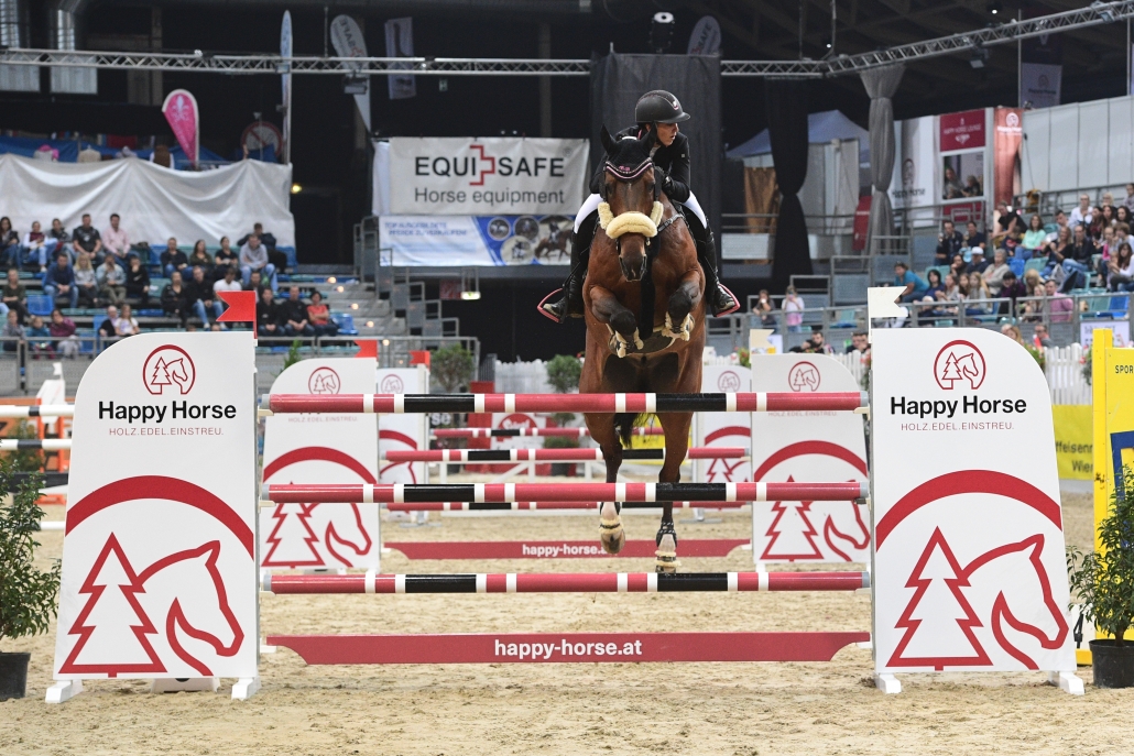 Sensationell! Platz 3 für Bianca Babanitz (AUT/B) im 1,45 m hohen mit 24.500 Euro dotierten HAPPY HORSE Preis. © HORSIC.com