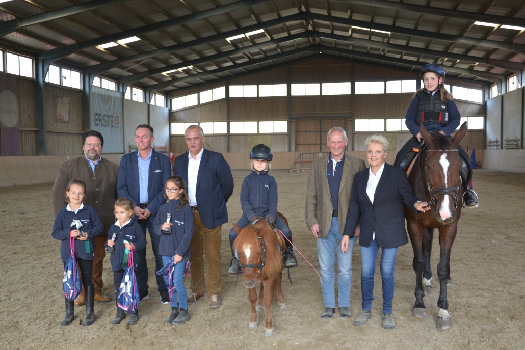 Die Working Equitation-Stars von morgen mit (von links nach rechts) Richter Fritz Steiner, Stadrat Wolfgang Mayrhofer, OEPS Vizepräsident Erich Huber-Tentschert, NOEPS Präsident Ing KR Gerold Dautzenberg und Turnierleiterin Christiane Stift. © privat